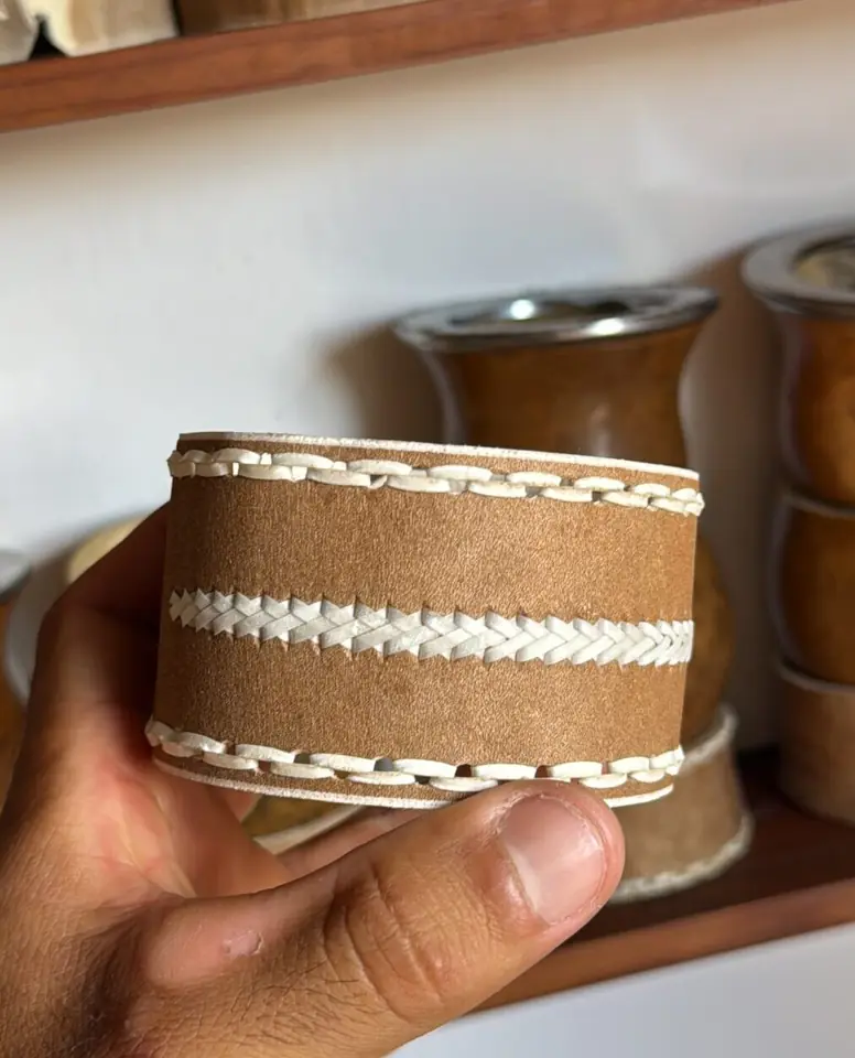 Posa mate en cuero crudo