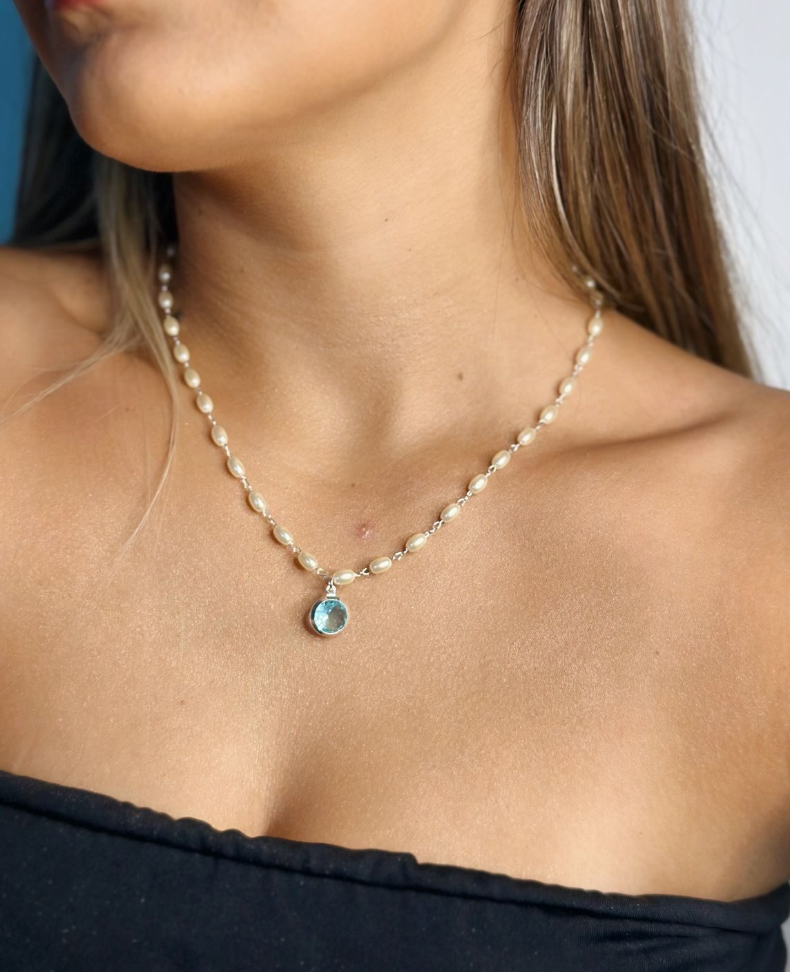 Collar de perlas con dije celeste