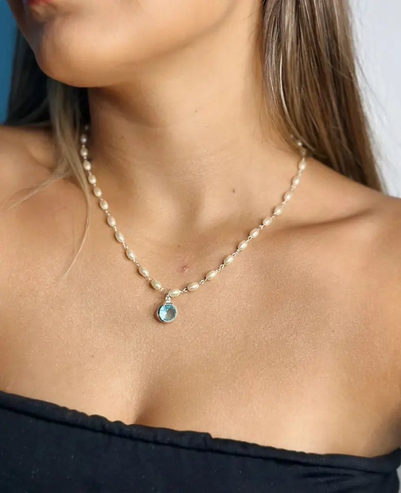 Collar de perlas con dije celeste