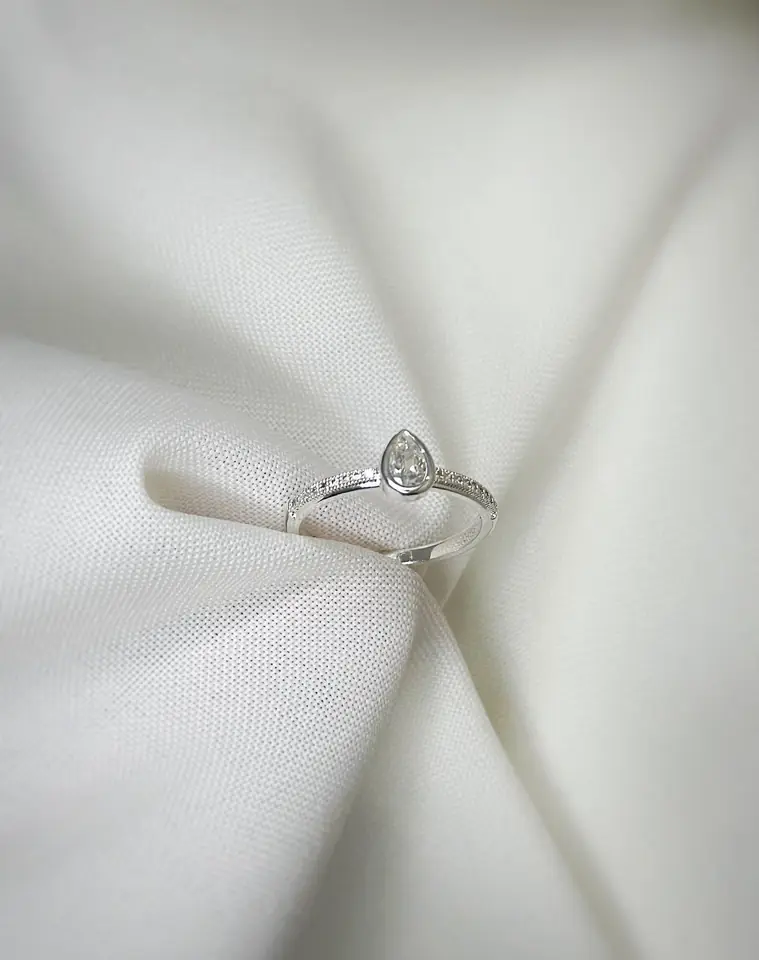 Anillo de punto de luz gota con circonias