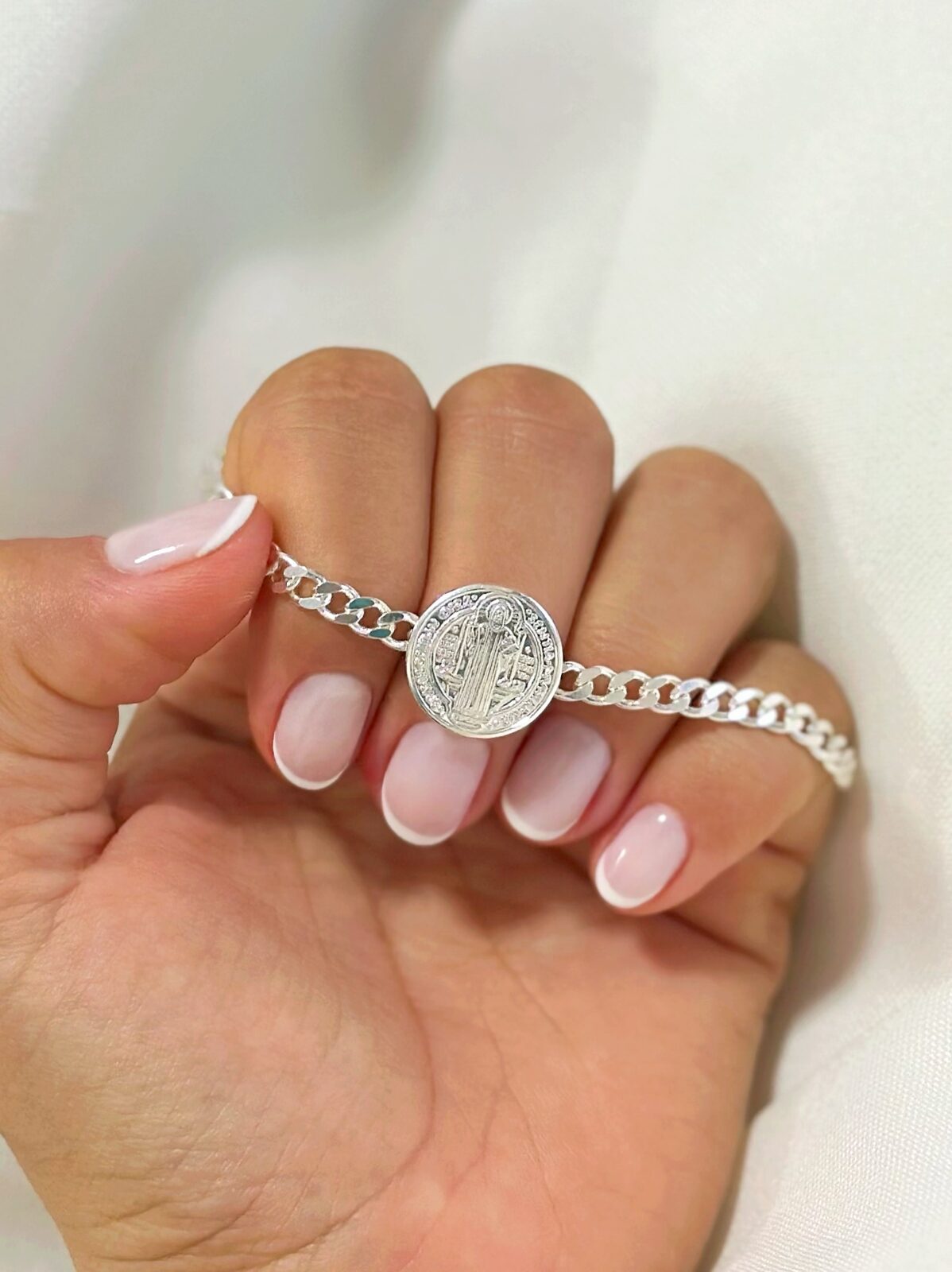 Pulsera con dije de San Benito