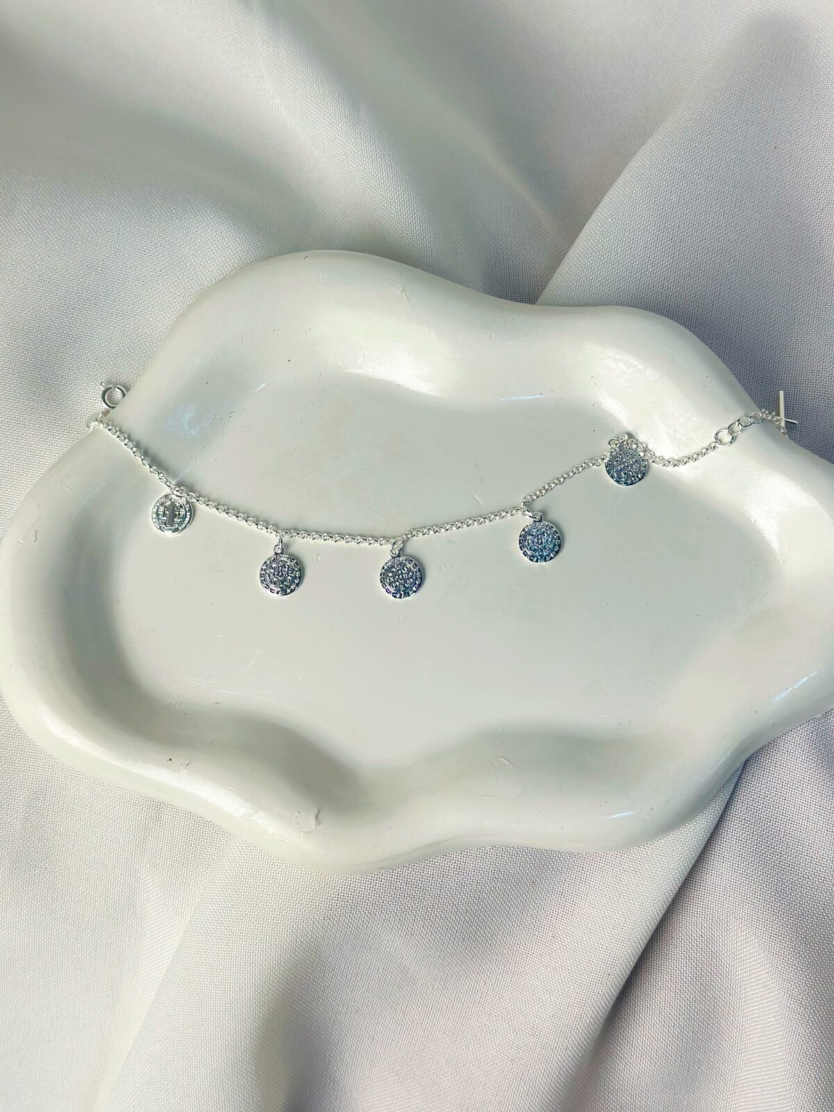 Pulsera con dijes de San Benito