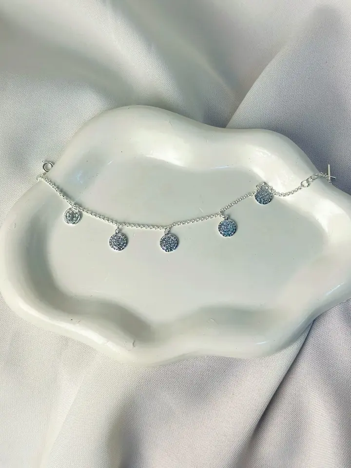 Pulsera con dijes de San Benito