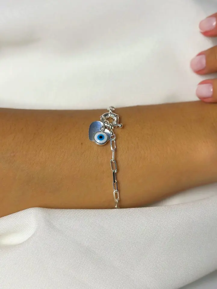 Pulsera con dijes de ojo turco y corazón - cierre marinero