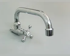 Grifo pared agua fria cromado pico bajo Wico
