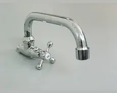 Grifo pared agua fria cromado pico bajo Wico
