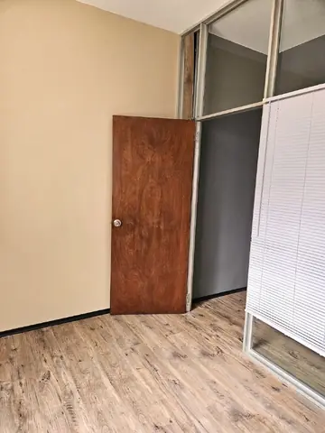 Alquiler oficina luminosa con recepción en Ciudad Vieja