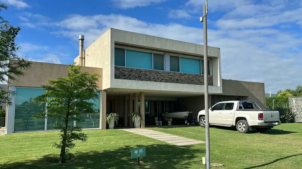 ** SUSPENDIDA** Gran propiedad frente a lago en barrio privado
