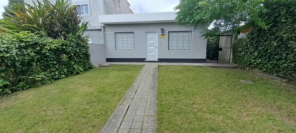 CASA con jardín y fondo en Maroñas
