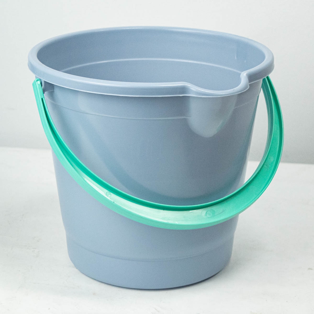 157398 - BALDE PLASTICO 12LT COLORES COMUNES /NORDICOS DESESPLAST (1202/2022)