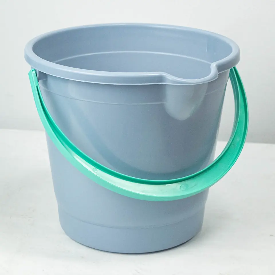 157398 - BALDE PLASTICO 12LT COLORES COMUNES /NORDICOS DESESPLAST (1202/2022)