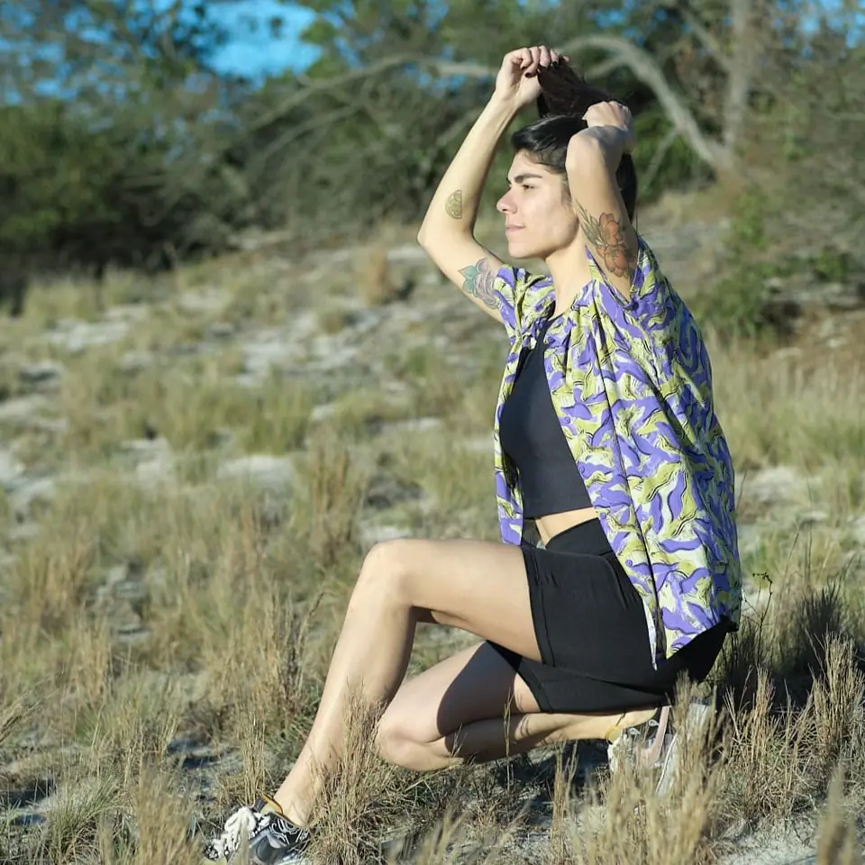 Camisa estampado violeta y amarillo