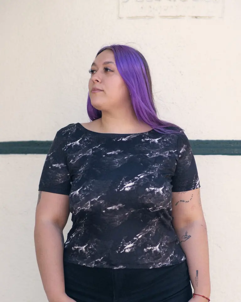 Remera Almendra Manchas oscuras