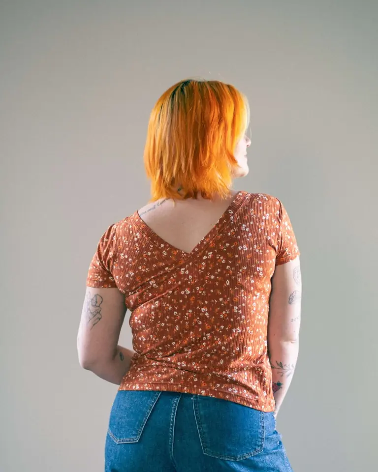 Remera Alma flores color tierra