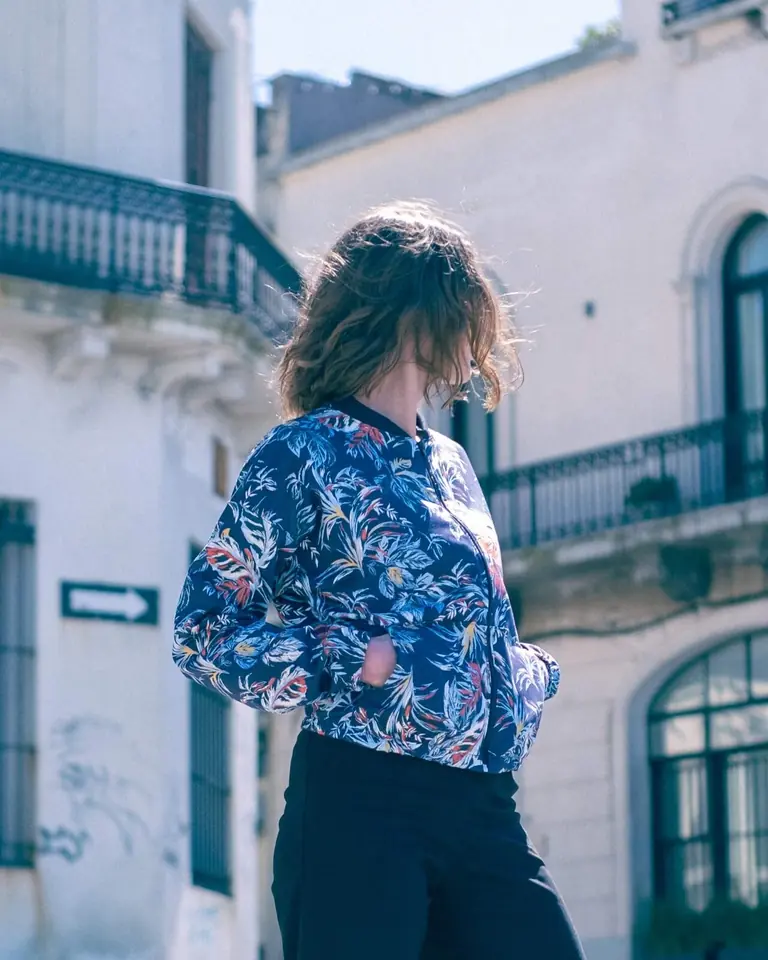 Campera Selva azul con hojas