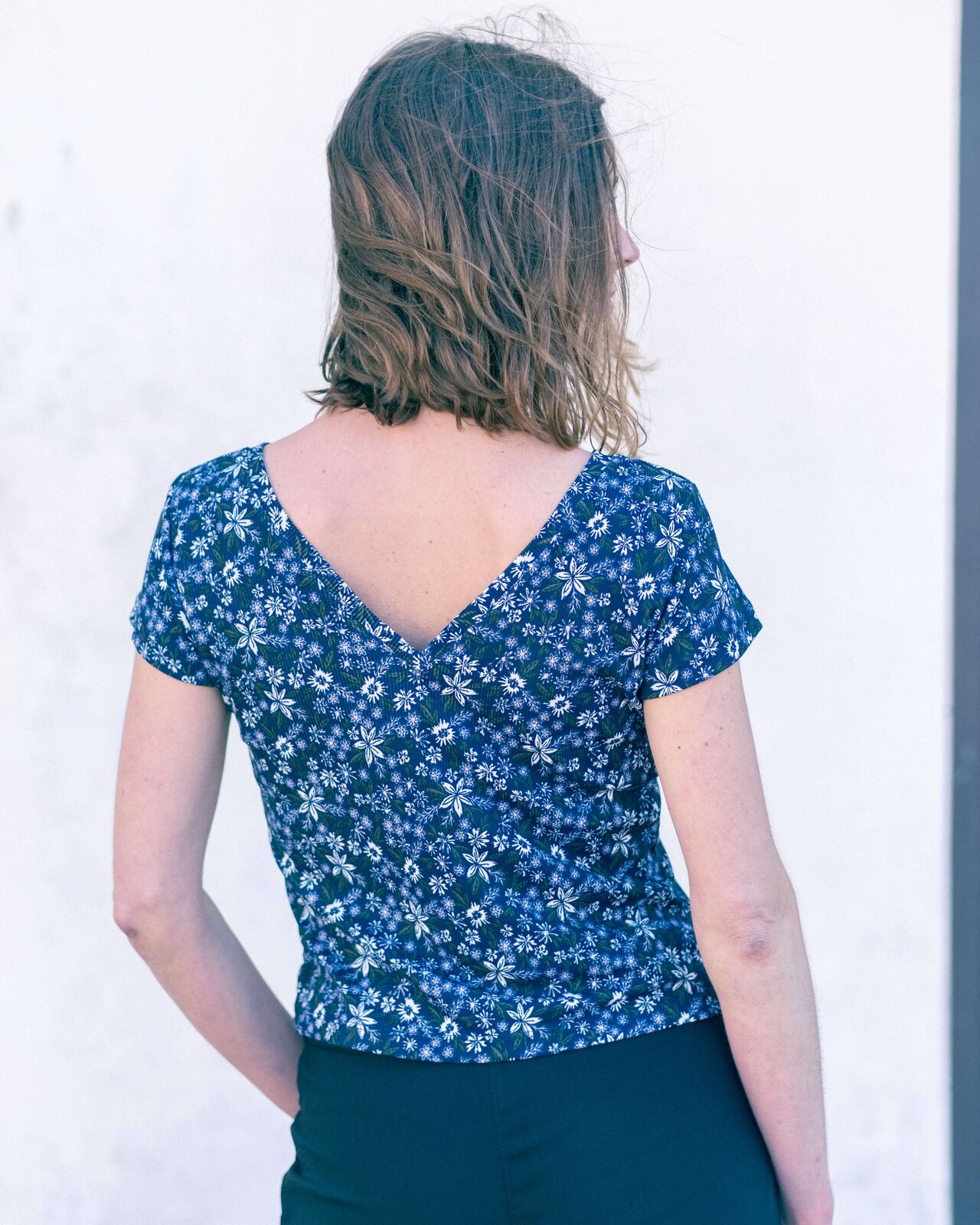 Remera Alma estampa flores azules