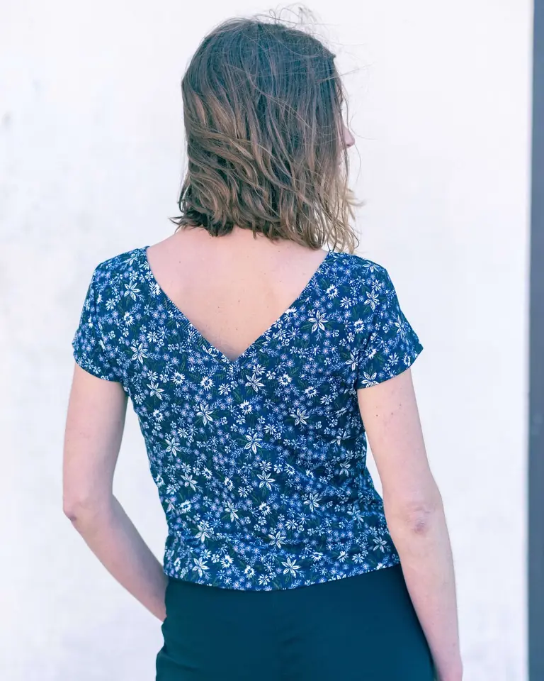 Remera Alma estampa flores azules