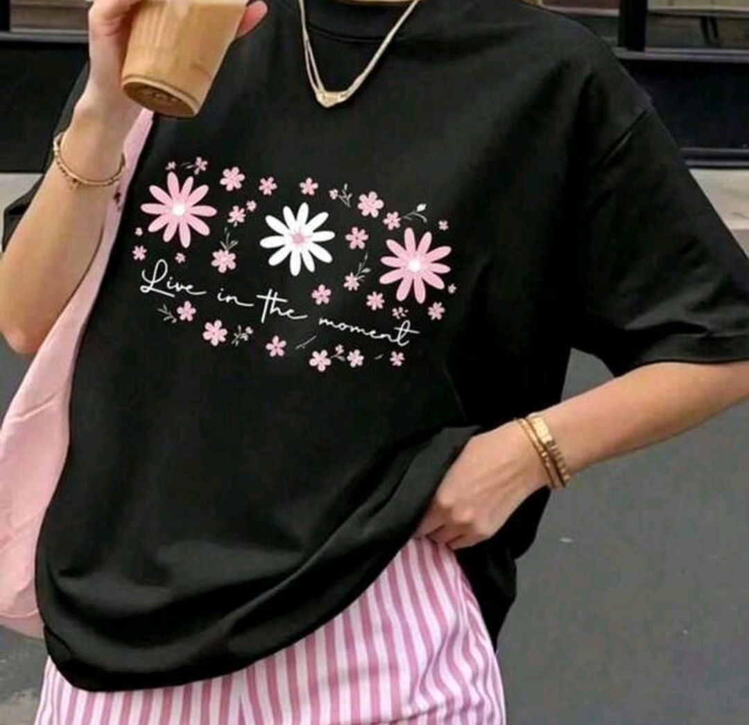 Remerón negro de algodón estampado: flores