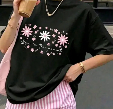 Remerón negro de algodón estampado: flores