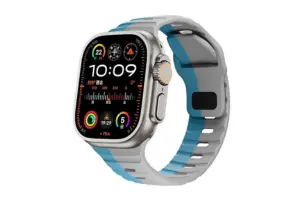 Malla/Correa deportiva de silicona suave para Apple Watch. Color celeste y blanco.