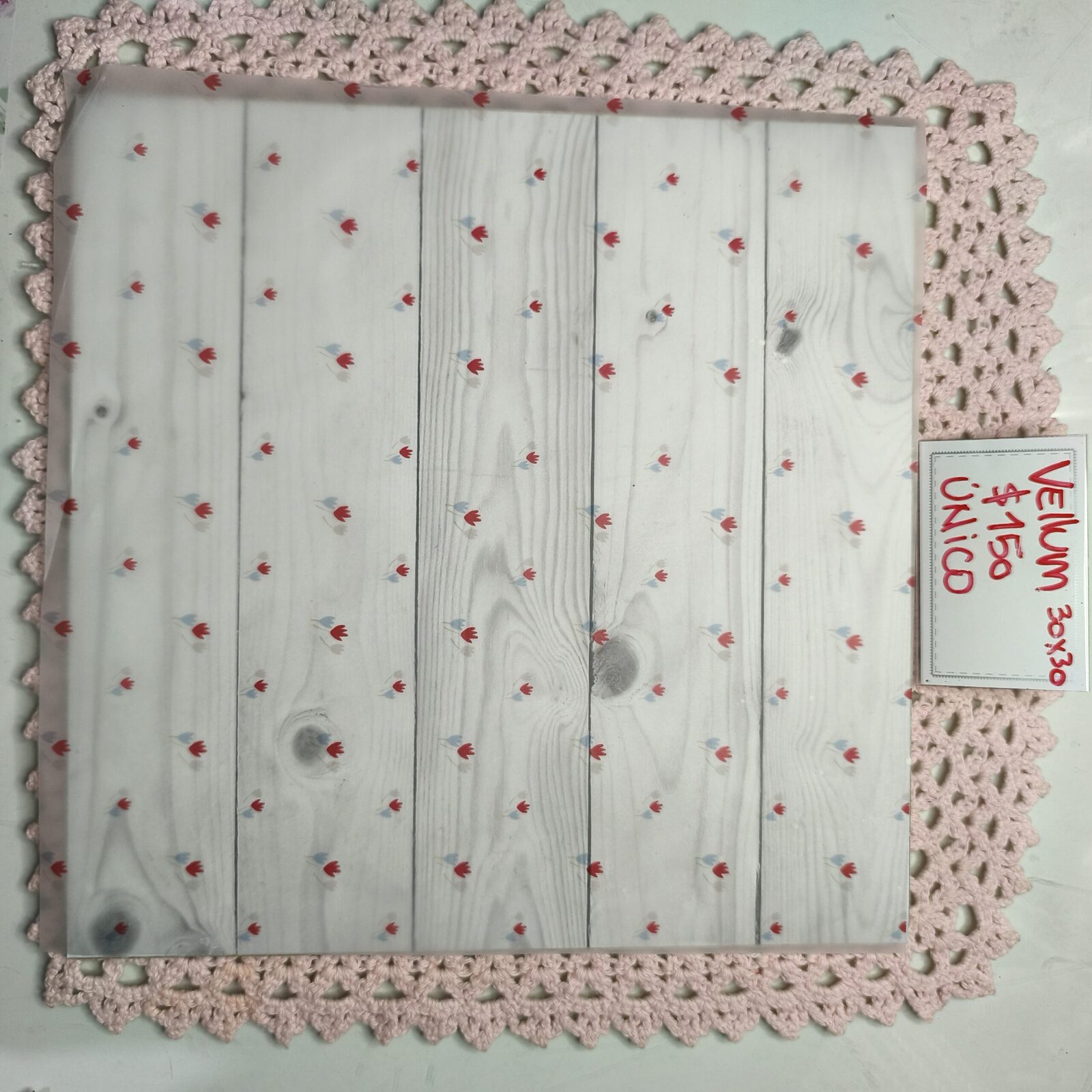 Vellum 30x30 flores rojas y celestes pequeñitas