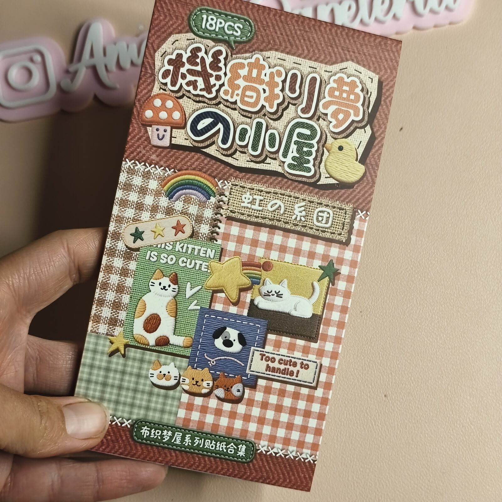Libro de stickers "Too cute to hendle" rojo