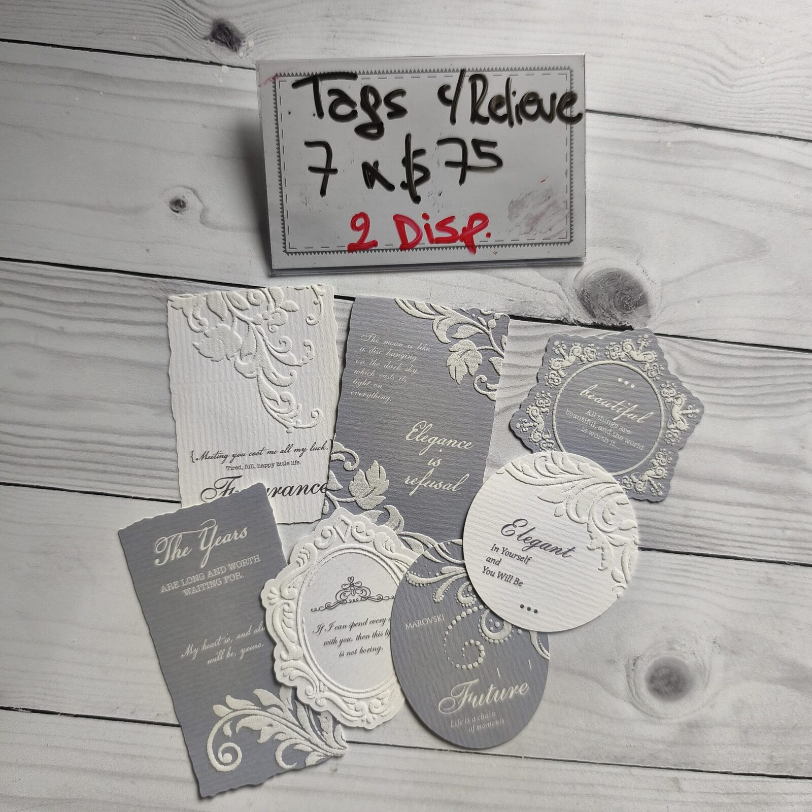 Tags con relieve grises