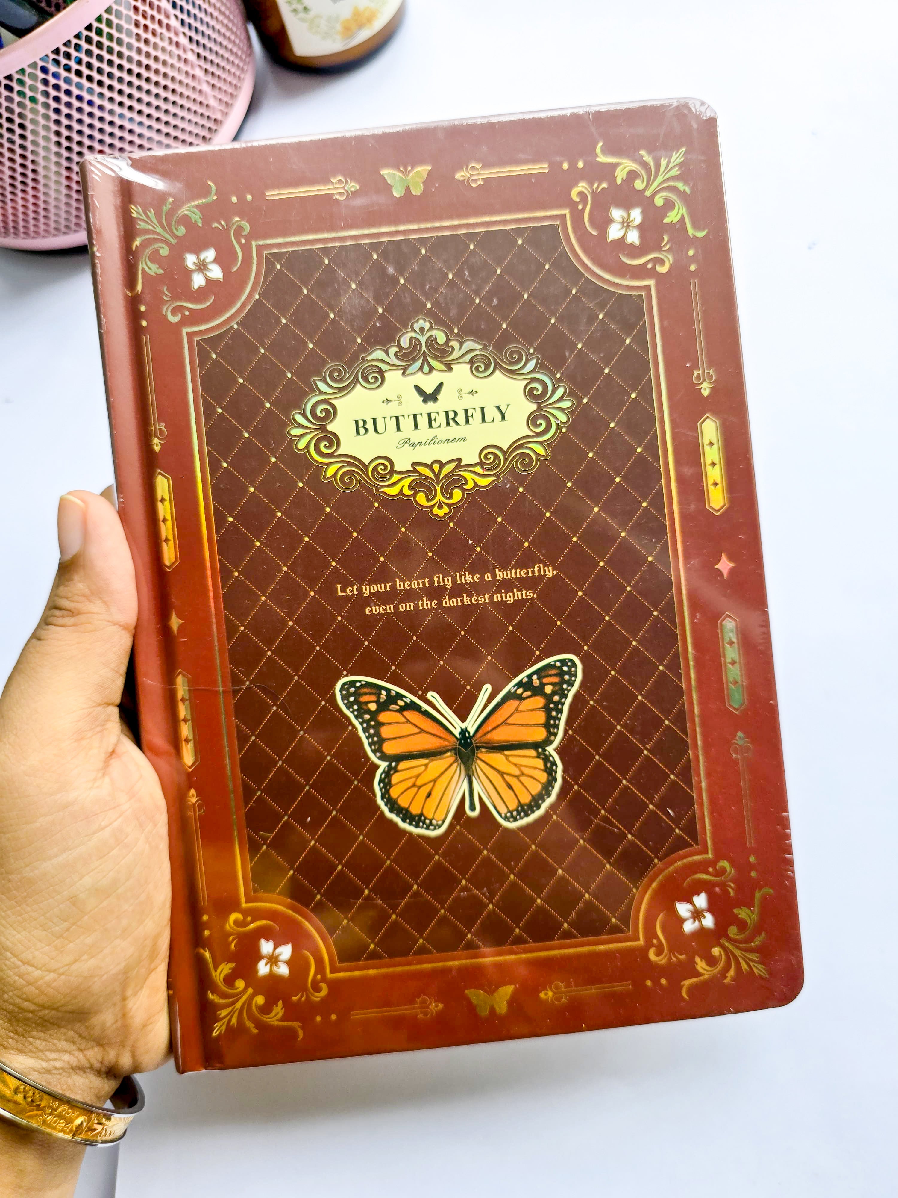uaderno de tapa dura con mariposas