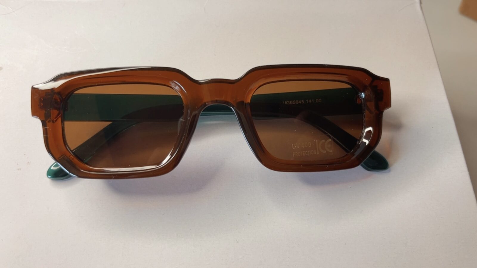 LENTES DE SOL MARRON CON PATAS VERDE
