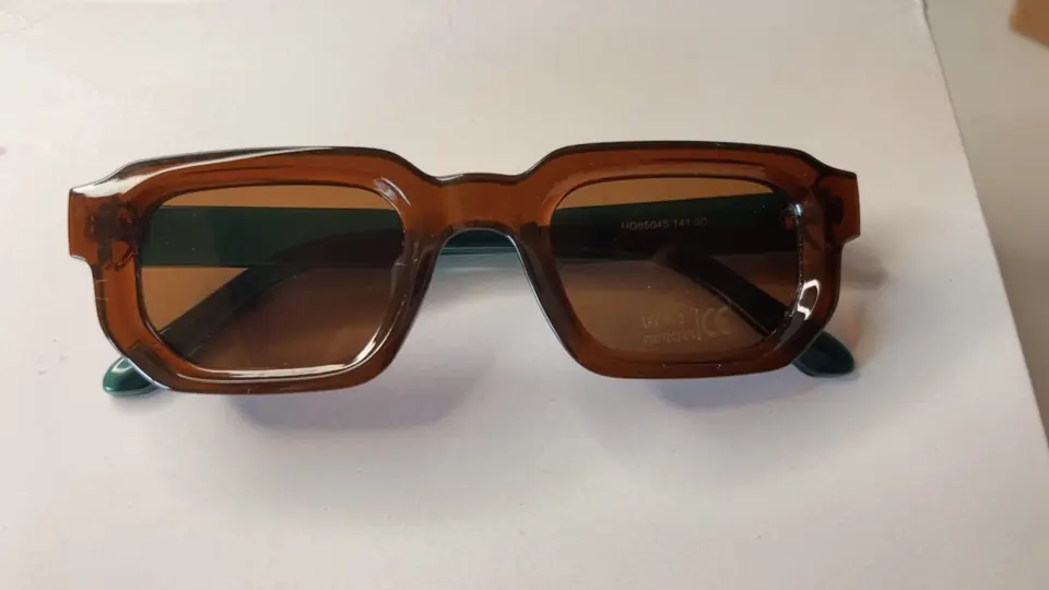 LENTES DE SOL MARRON CON PATAS VERDE
