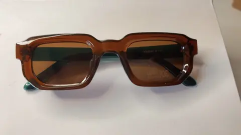 LENTES DE SOL MARRON CON PATAS VERDE