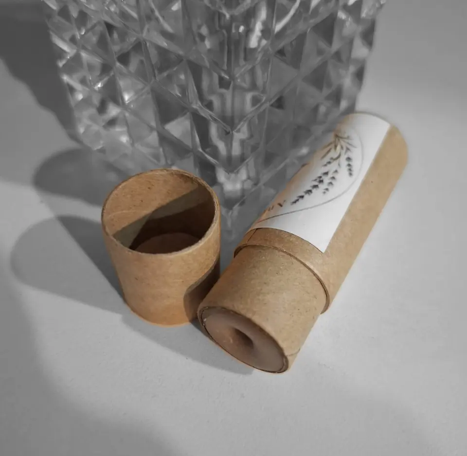 Bálsamo labial protector y/o Contorno de ojos.
