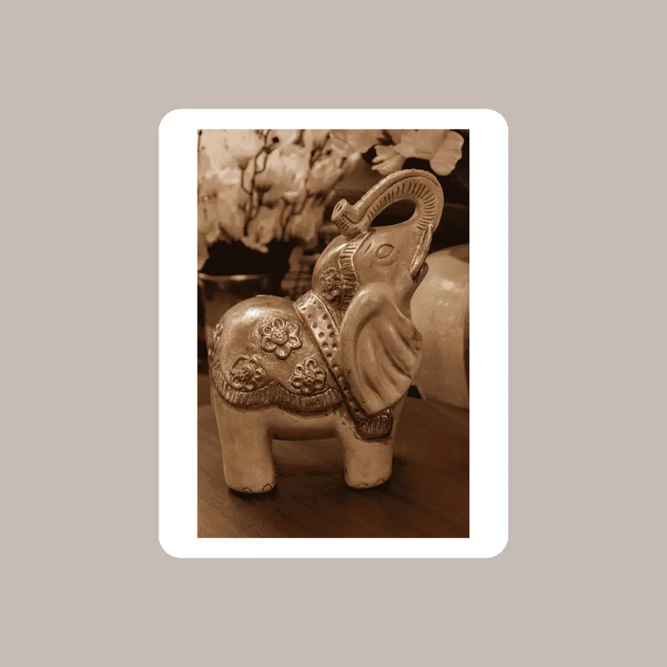 Elefante Botón Dorado a la Hoja.