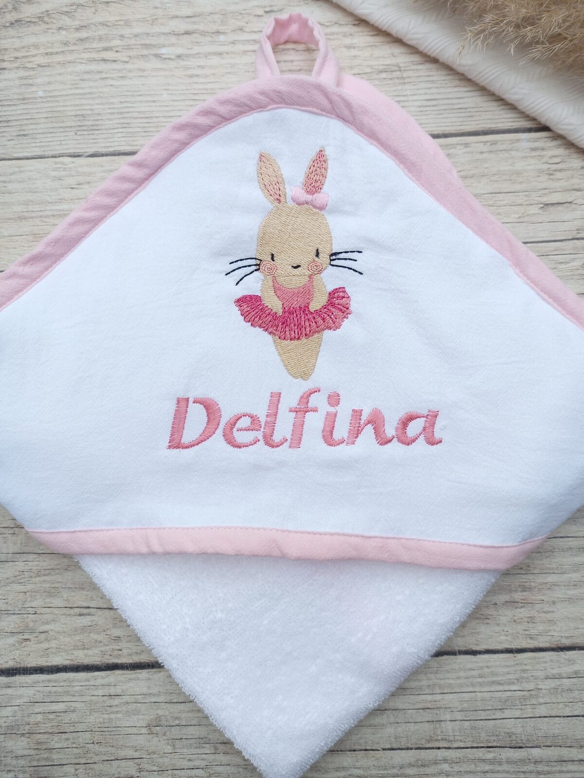 Toalla bebé de 75x 75 cm con capucha bordada con nombre y diseño