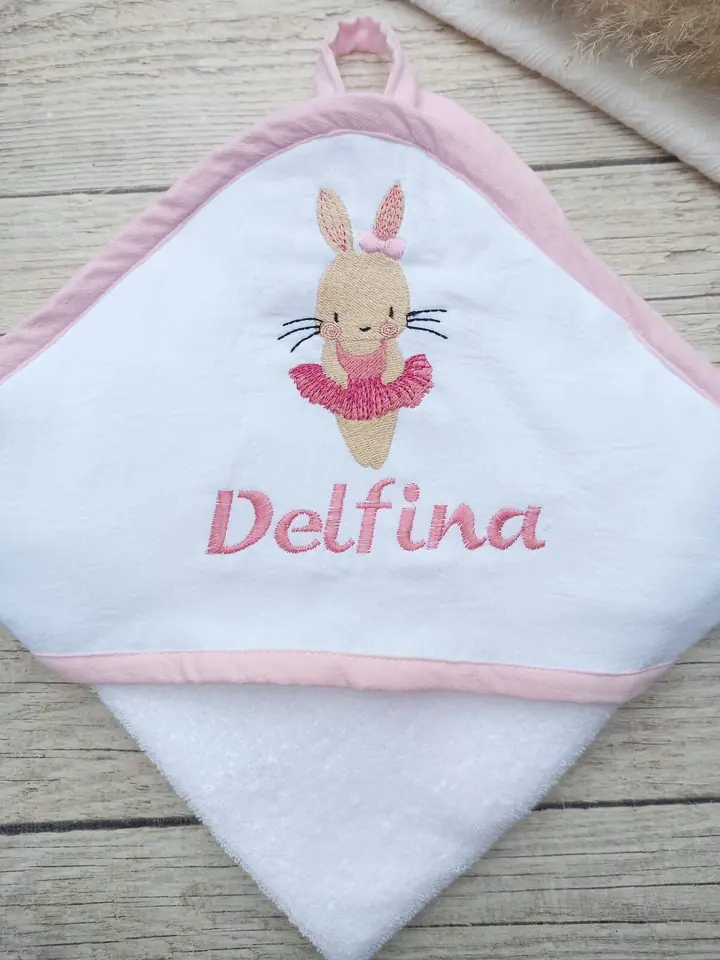 Toalla bebé de 75x 75 cm con capucha bordada con nombre y diseño