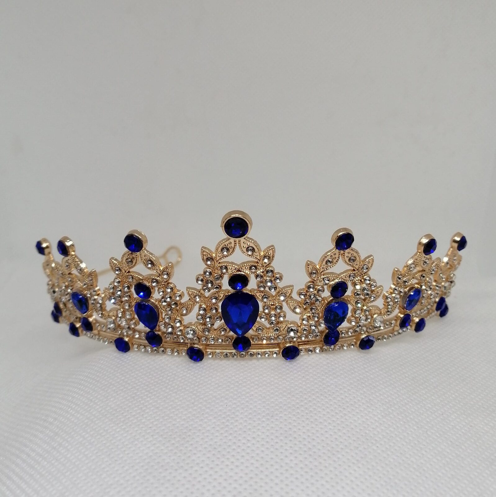 Corona dorada, strass plateado y azul