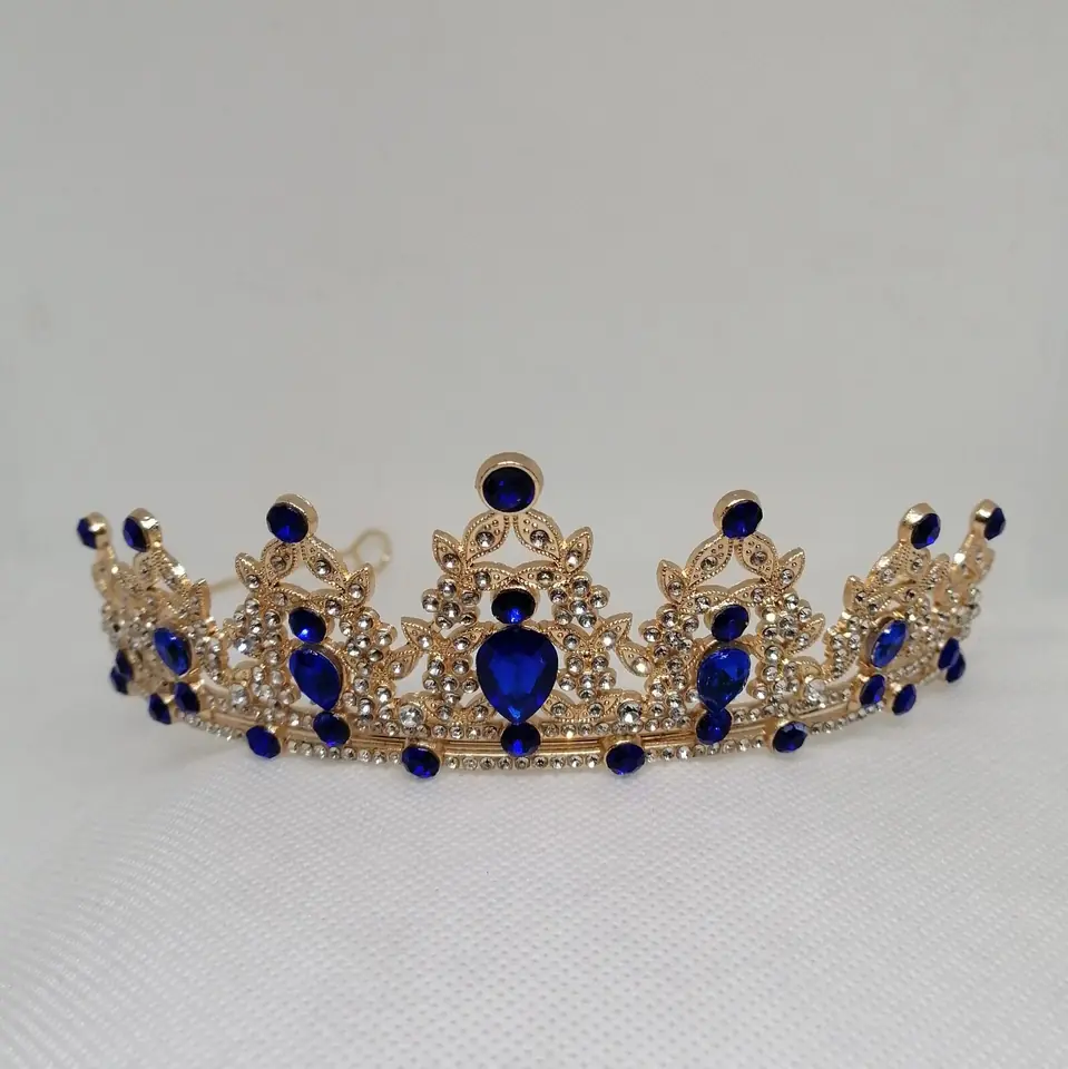 Corona dorada, strass plateado y azul