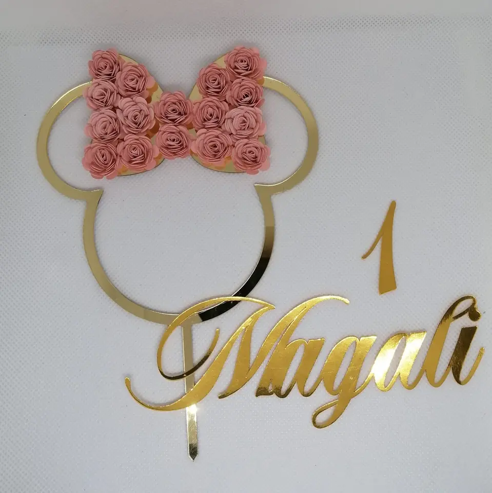 Minnie acrilico y rosas de cartulina