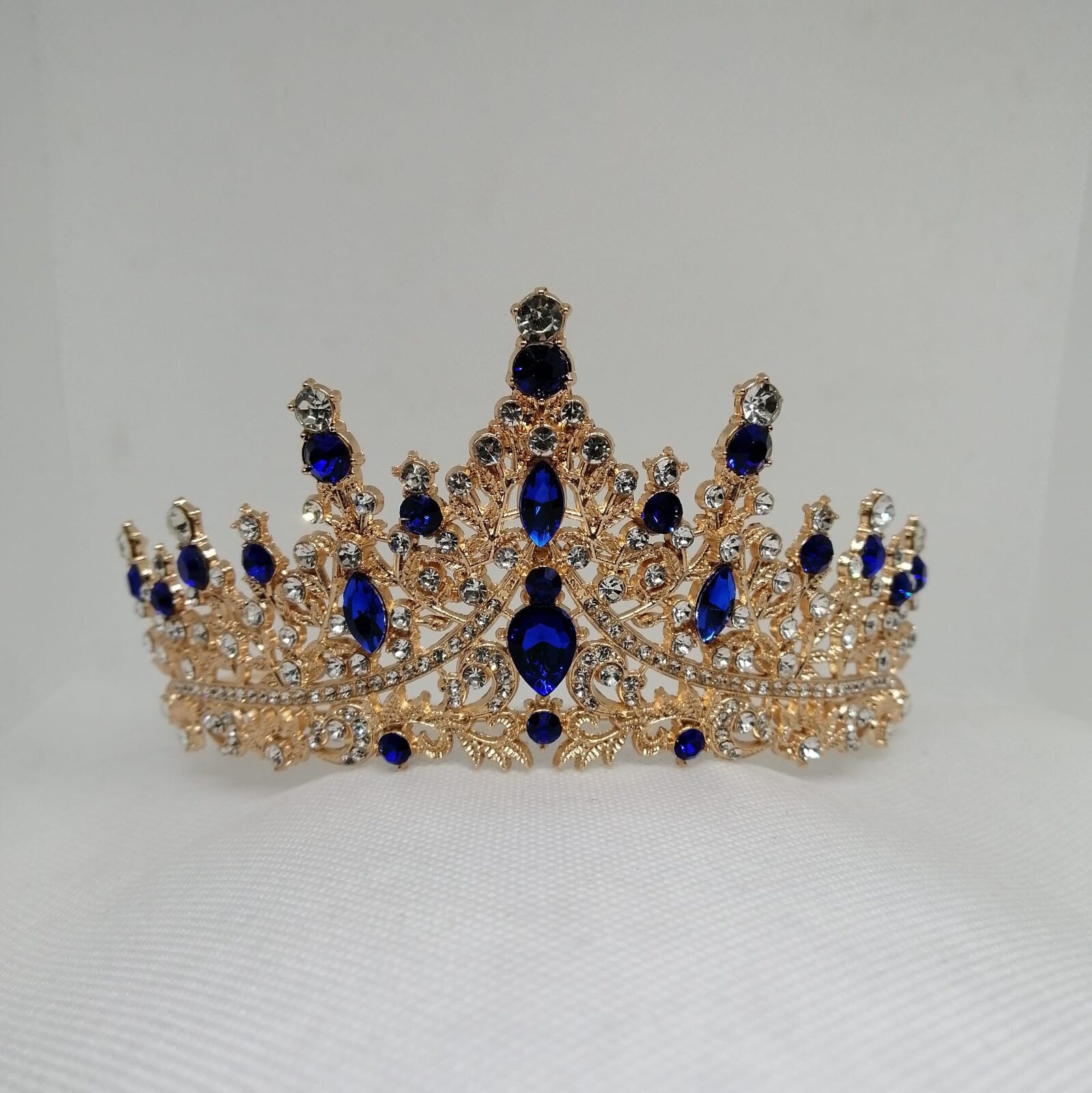 Corona dorada, strass plateado y azul