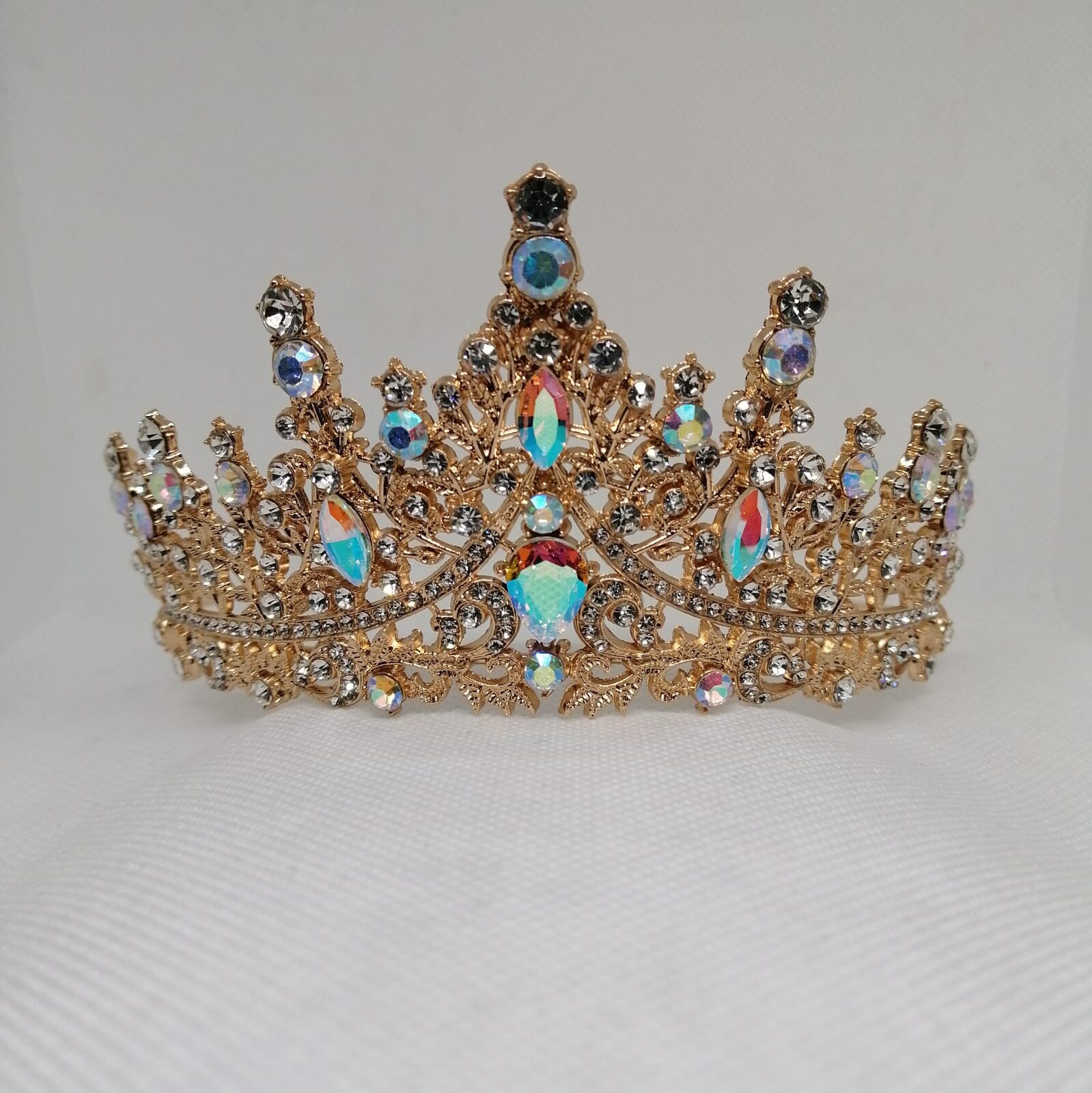 Corona dorada, strass tornasolado