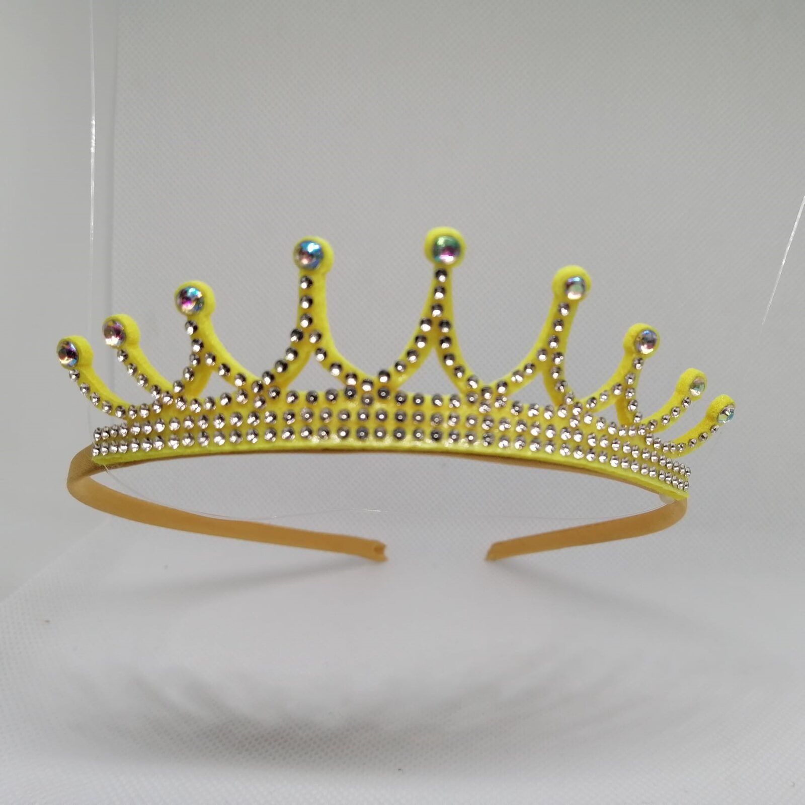 Tiara blanda de fieltro y strass