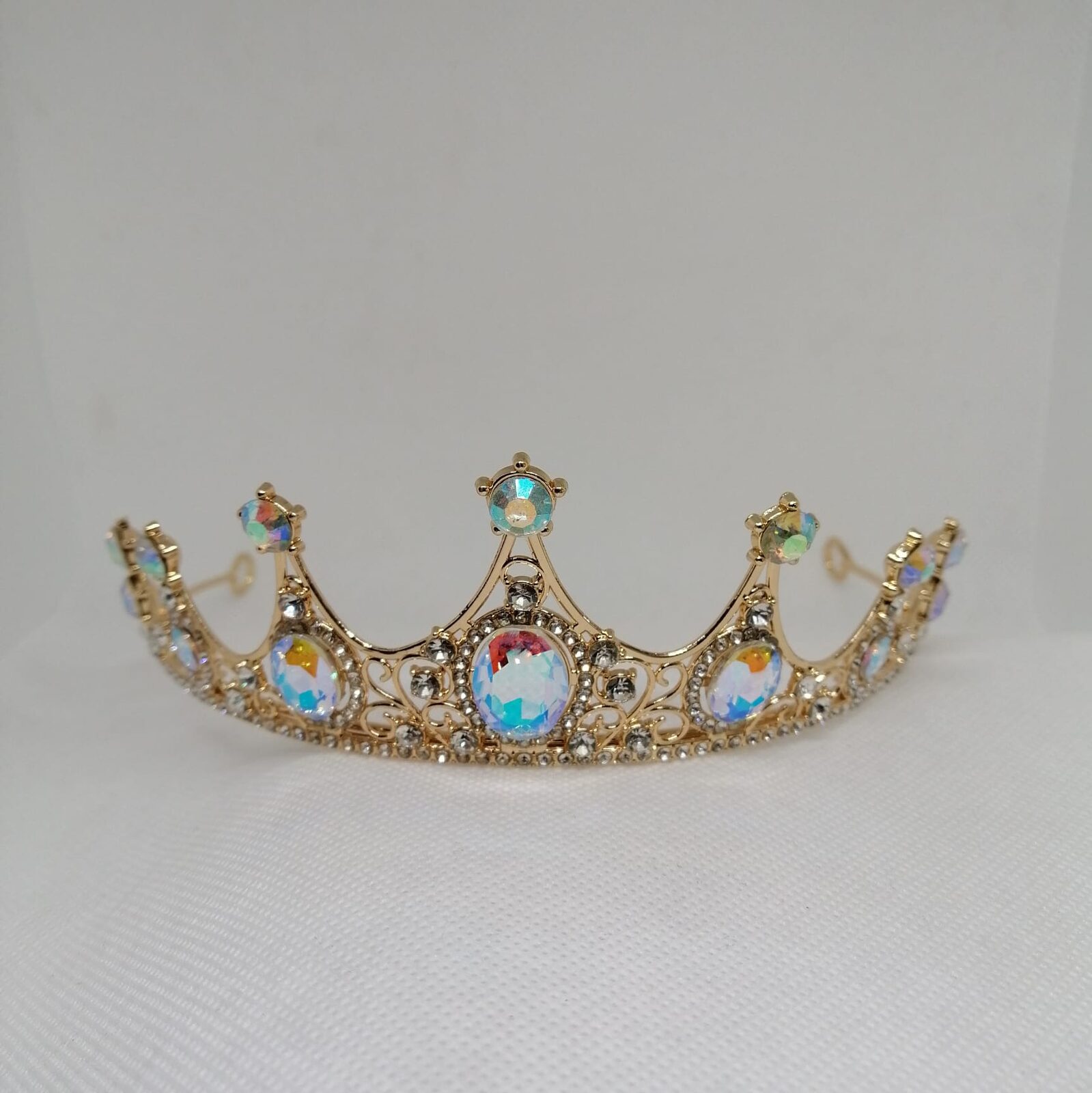 Corona en metal dorada con strass tornasolado