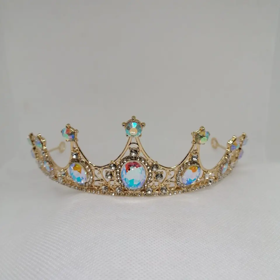 Corona en metal dorada con strass tornasolado
