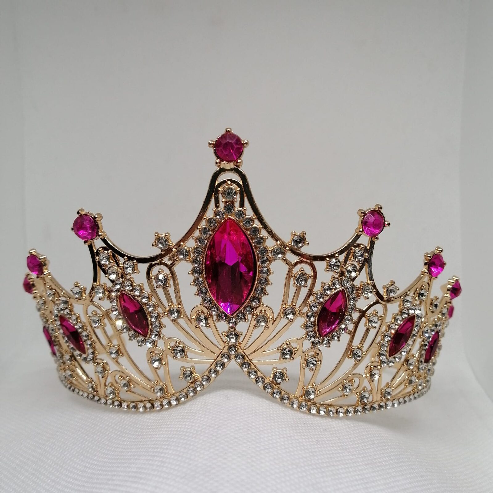 Corona dorada, strass plateado y fuxia