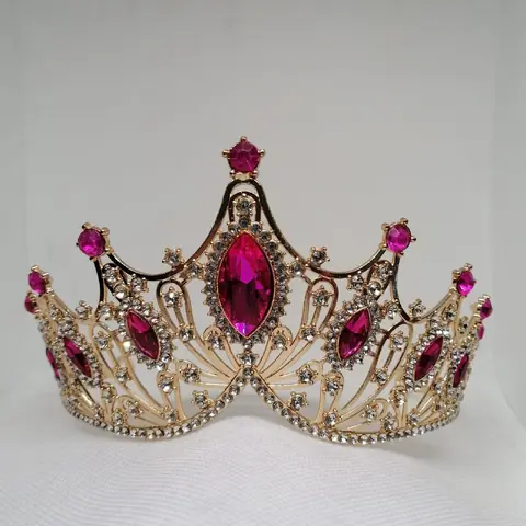 Corona dorada, strass plateado y fuxia