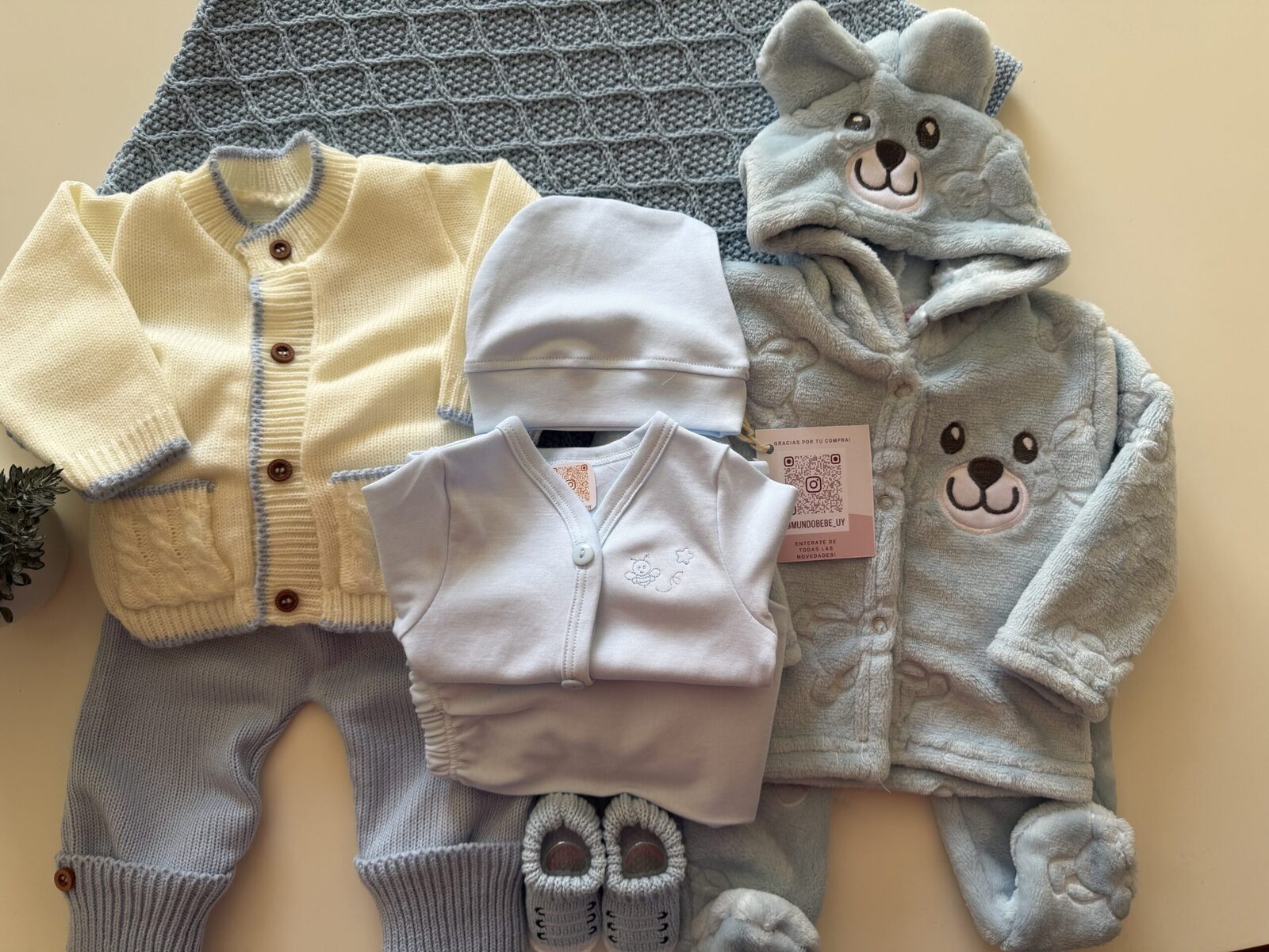 Saco y pantalón de hilo algodón + bata , gorrita y pelele de algodón + saco y pantalón de plush