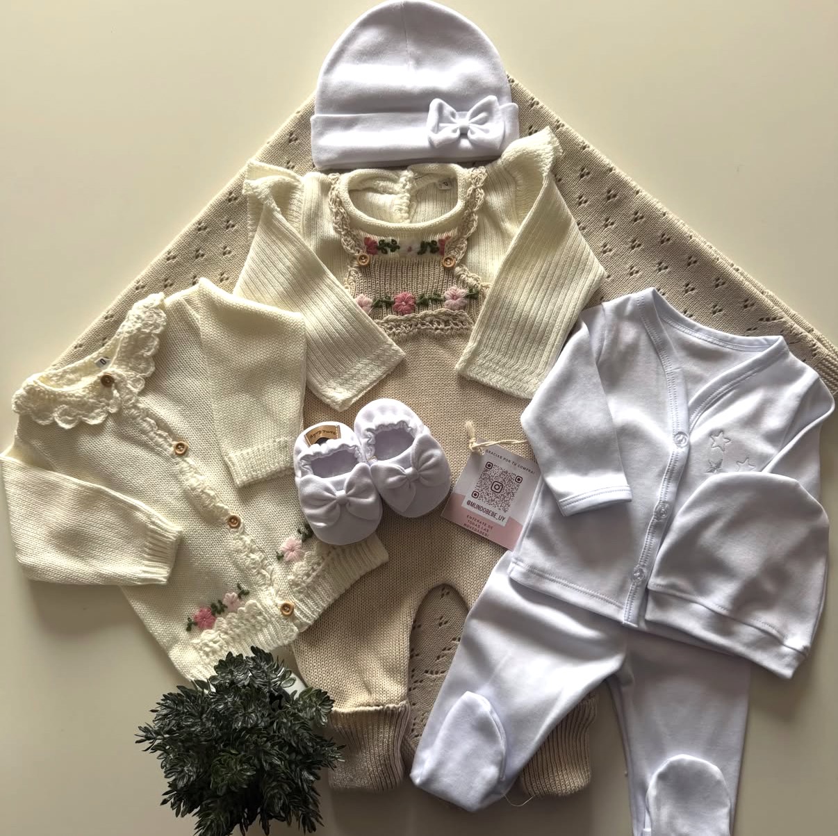 Enterito beige , blusa y saco de hilo algodón + bata , gorrita y pelele de algodón
