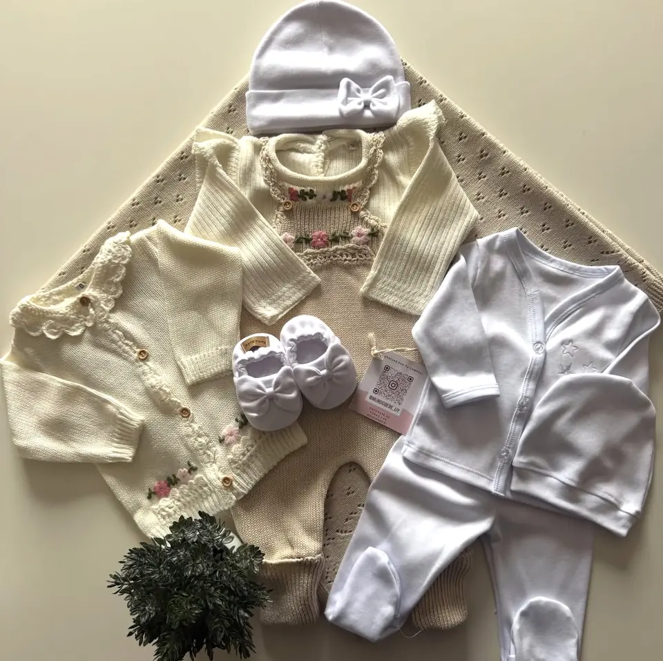 Enterito beige , blusa y saco de hilo algodón + bata , gorrita y pelele de algodón
