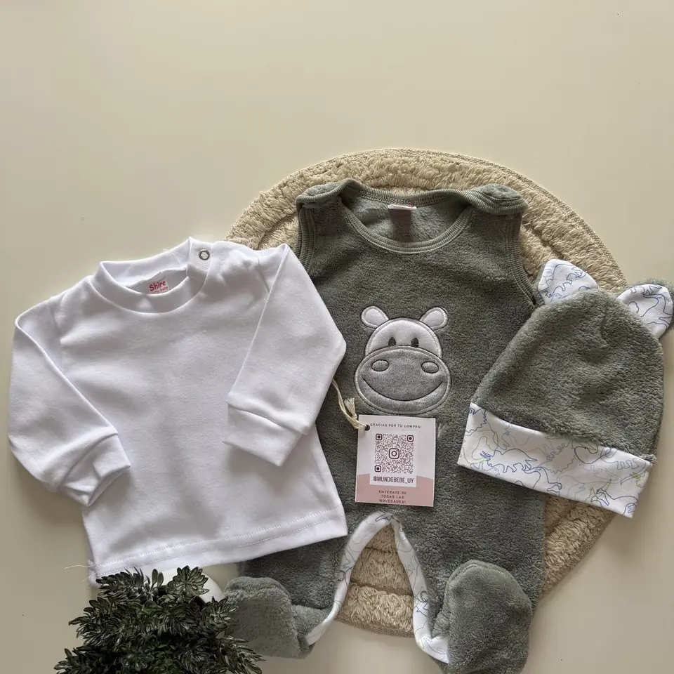 Enterito y gorrita de plush + bata de algodón
