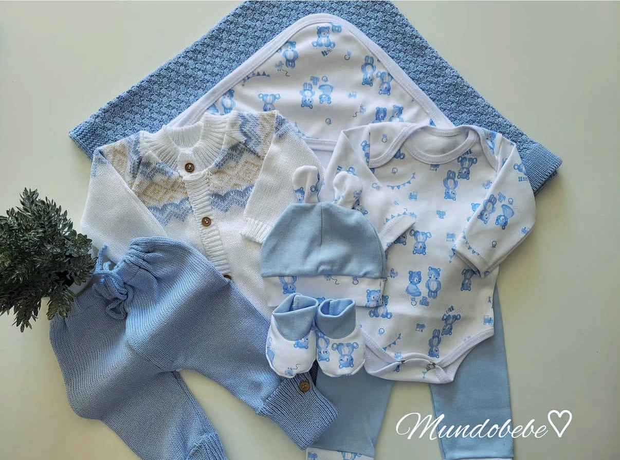 Ajuar : manta de algodón, body , gorrita , pelele y escarpines